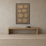 Pebble Mosaic Latte Filzpaneel mit schwarzem Schattenfugenrahmen an der Wand in einem skandinavischen Interieur