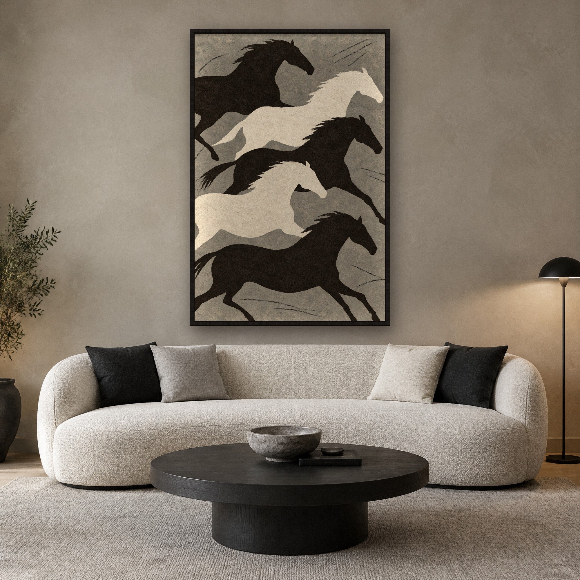 Primitive Horses Grey en situation avec cadre caisse noir dans un salon apaisé