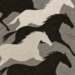 Cinq silhouettes de chevaux au galop en brun profond et blanc cassé sur une roche grise, Wandkraft