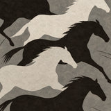 Cinq silhouettes de chevaux au galop en brun profond et blanc cassé sur une roche grise, Wandkraft
