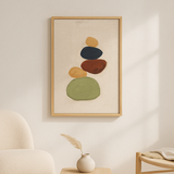 Quiet Pebble van Wandkraft op akoestisch vilt in blanke baklijst, in een licht Scandinavisch interieur.