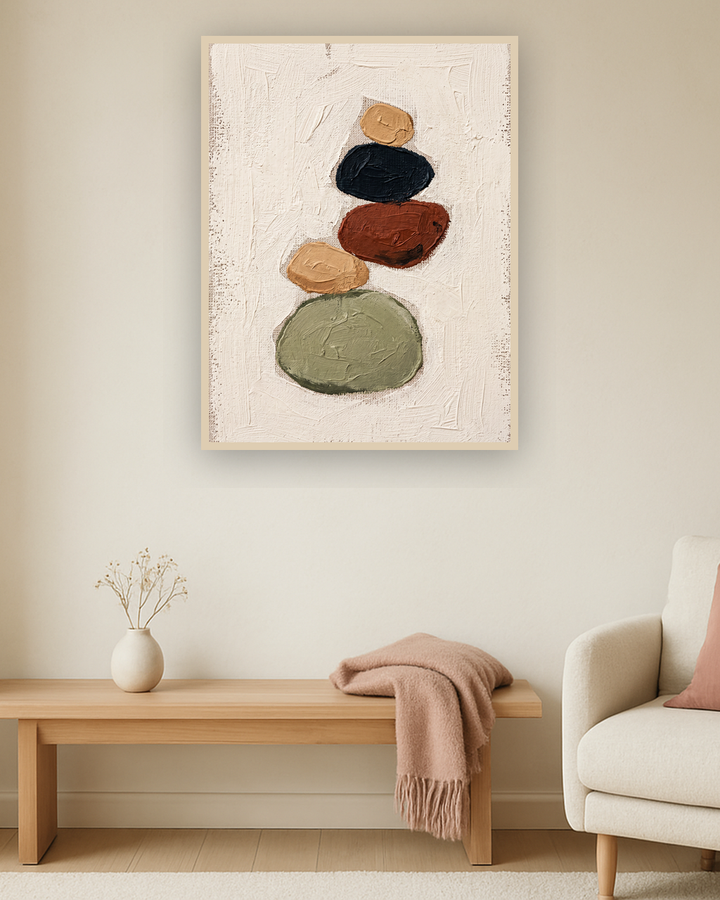 Quiet Pebble van Wandkraft op akoestisch vilt in blanke baklijst, in een licht Scandinavisch interieur.