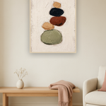 Quiet Pebble van Wandkraft op akoestisch vilt in blanke baklijst, in een licht Scandinavisch interieur.
