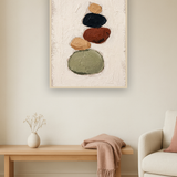 Quiet Pebble van Wandkraft op akoestisch vilt in blanke baklijst, in een licht Scandinavisch interieur.