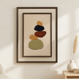 Quiet Pebble van Wandkraft op akoestisch vilt in wenge baklijst, in een licht Scandinavisch interieur.