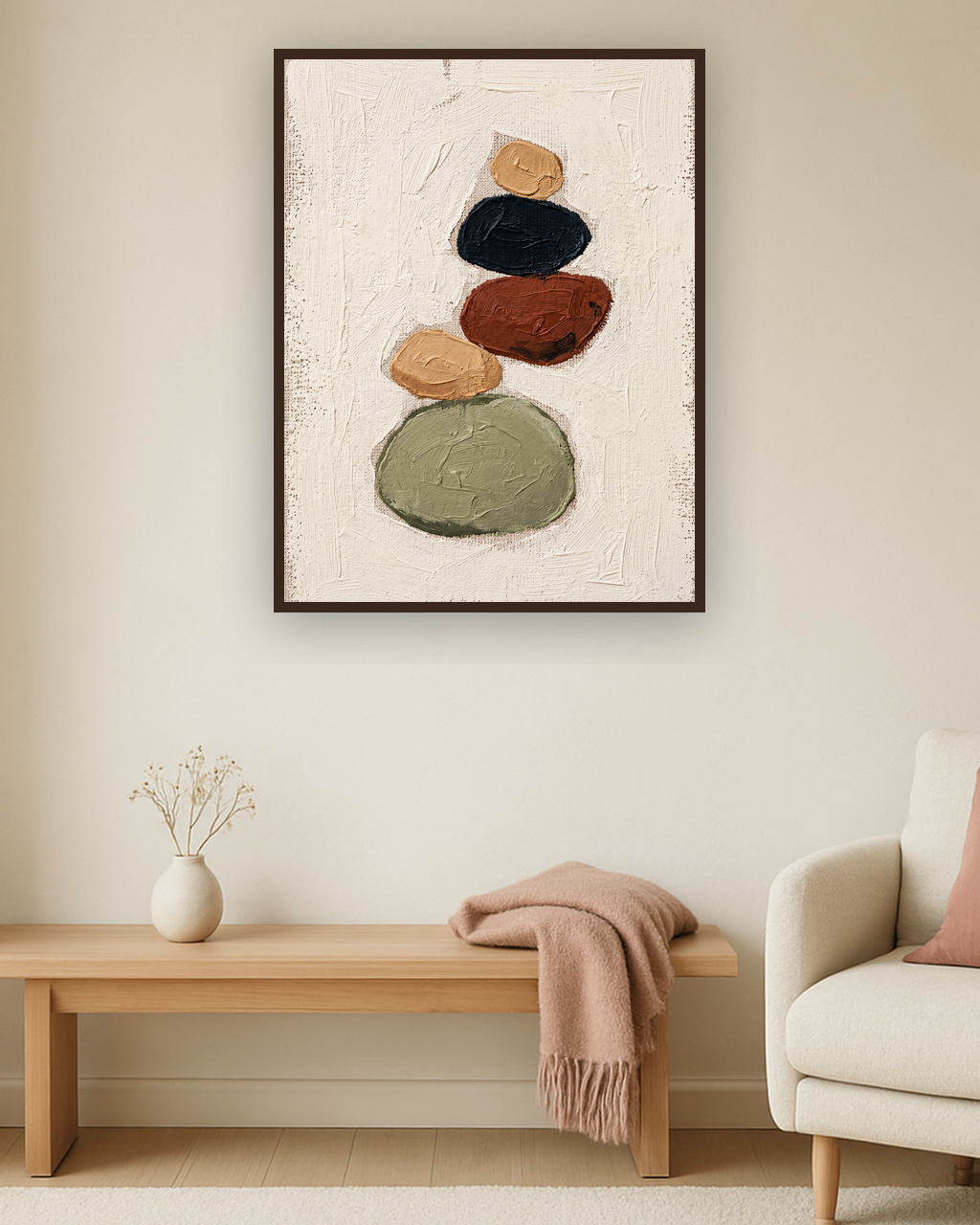 Quiet Pebble van Wandkraft op akoestisch vilt in wenge baklijst, in een licht Scandinavisch interieur.