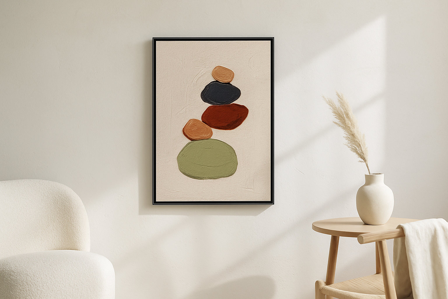 Quiet Pebble van Wandkraft op akoestisch vilt in zwarte baklijst, in een licht Scandinavisch interieur.