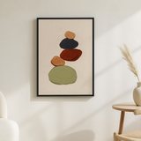 Quiet Pebble van Wandkraft op akoestisch vilt in zwarte baklijst, in een licht Scandinavisch interieur.