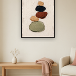 Quiet Pebble van Wandkraft op akoestisch vilt in zwarte baklijst, in een licht Scandinavisch interieur.
