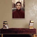 Red Coat ambiance avec cadre en bois clair dans un intérieur de luxe moderne
