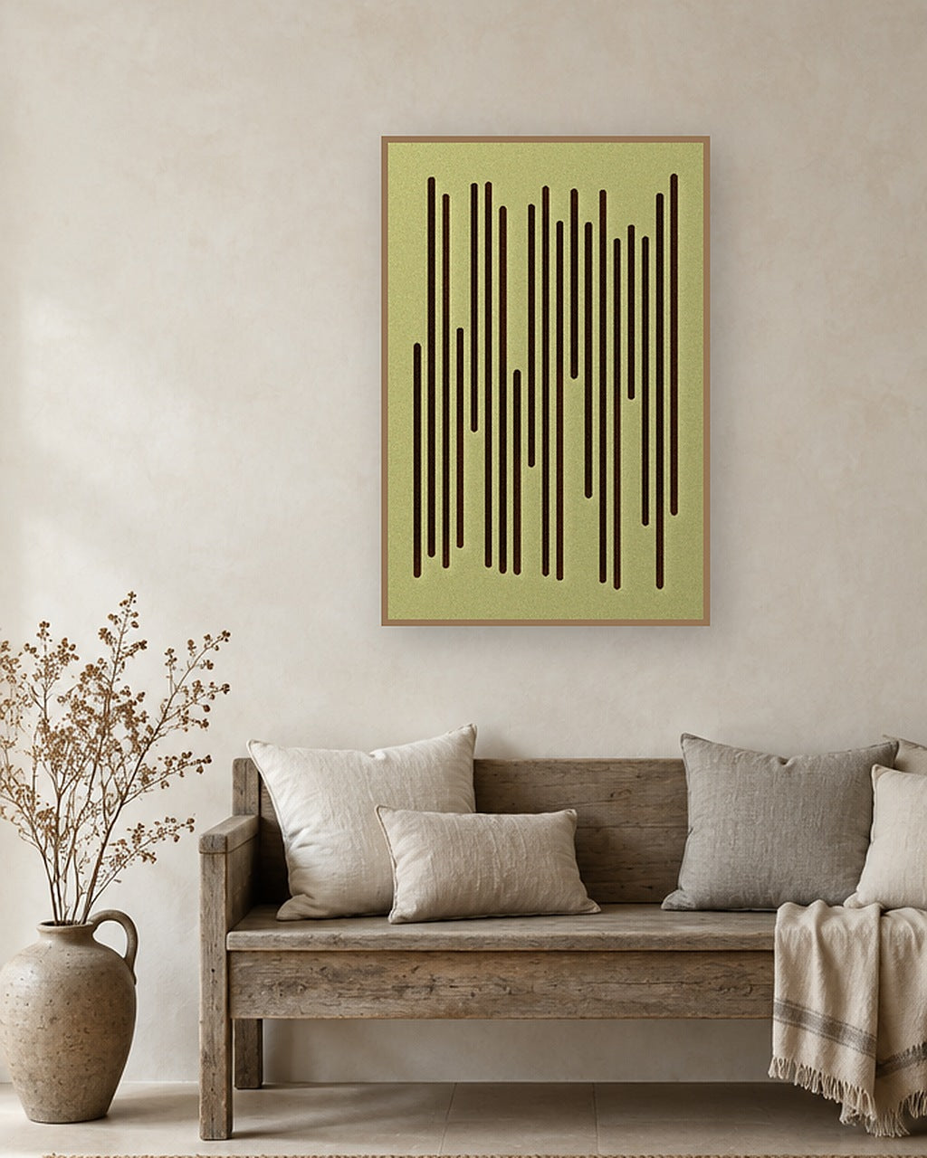 Panneau en feutre Reed Lines au mur au-dessus d'un banc en bois dans un intérieur campagnard