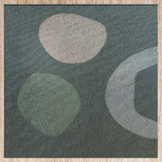 Décoration murale Wandkraft : Tableau abstrait aux formes beige et vertes, texturé, cadre en bois clair ; décoration murale moderne par Wandkraft. pour un intérieur élégant