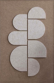 Wandkraft wanddecoratie: Abstracte wanddecoratie met zes lichtgrijze vormen op bruingrijs akoestisch vilt, strakke geometrische stijl. voor een stijlvol interieur