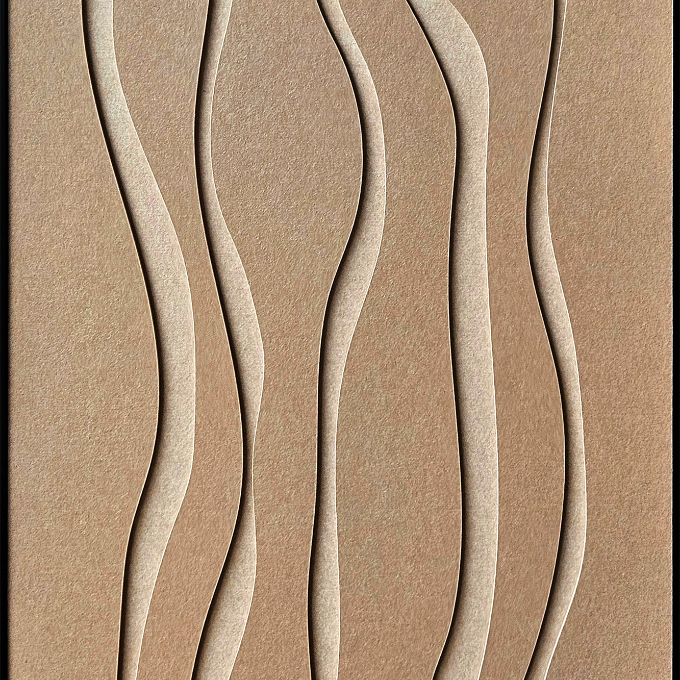 Wandkraft wanddecoratie: Abstrakte Wanddekoration mit goldenen Lichtern und Schattierungen auf schwarzer Textur, modern und stilvoll für eigene Innenräume. voor een stijlvol interieur