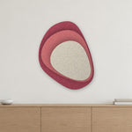 Stone Shield relief acoustique en feutre superposé, ambiance, coloris Bordeaux-Blush-Ivoor