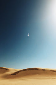 Décoration murale Wandkraft : demi-lune dans un ciel bleu au-dessus de dunes ensoleillées, art mural moderne aux couleurs douces, ambiance sereine. Pour un intérieur élégant