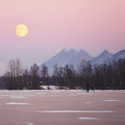 Wandkraft Wanddekoration: zwei Menschen gehen über einen verschneiten See unter Vollmond und farbenfrohem Himmel, stimmungsvolle Wandkraft Wandkunst. Für ein stilvolles Interieur