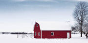 Wandkraft Wanddekoration: minimalistische Wanddekoration mit roter Scheune in verschneiter Landschaft unter hellblauem Himmel, winterliche Stimmung. Für ein stilvolles Interieur