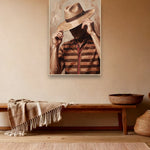 Shielded Brim Stimmungsbild mit hellem Holzrahmen im Boho Interieur