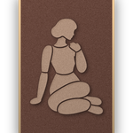 Shoulder Rest Cappuccino Akustikpaneel aus Filz mit aufgelegter Frauenfigur in Cappuccinobraun auf Kaffeebraun, mit Schattenfugenrahmen in Natur