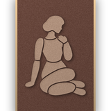 Shoulder Rest Cappuccino Akustikpaneel aus Filz mit aufgelegter Frauenfigur in Cappuccinobraun auf Kaffeebraun, mit Schattenfugenrahmen in Natur