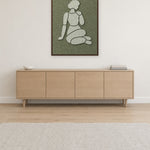 Shoulder Rest Fern Filzpaneel mit kastanienbraunem Schattenfugenrahmen an der Wand in einem skandinavischen Interieur