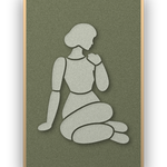 Shoulder Rest Fern Akustikpaneel aus Filz mit aufgelegter Frauenfigur in Graugrün auf Waldgrün, mit Schattenfugenrahmen in Natur