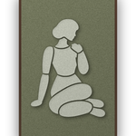 Shoulder Rest Fern Akustikpaneel aus Filz mit aufgelegter Frauenfigur in Graugrün auf Waldgrün, mit kastanienbraunem Schattenfugenrahmen