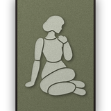 Shoulder Rest Fern Akustikpaneel aus Filz mit aufgelegter Frauenfigur in Graugrün auf Waldgrün, mit schwarzem Schattenfugenrahmen