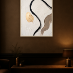 Single Thread van Wandkraft op canvas in blanke baklijst, in een verfijnd dark-luxury interieur.