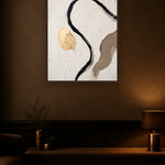 Single Thread van Wandkraft op canvas in wenge baklijst, in een verfijnd dark-luxury interieur.