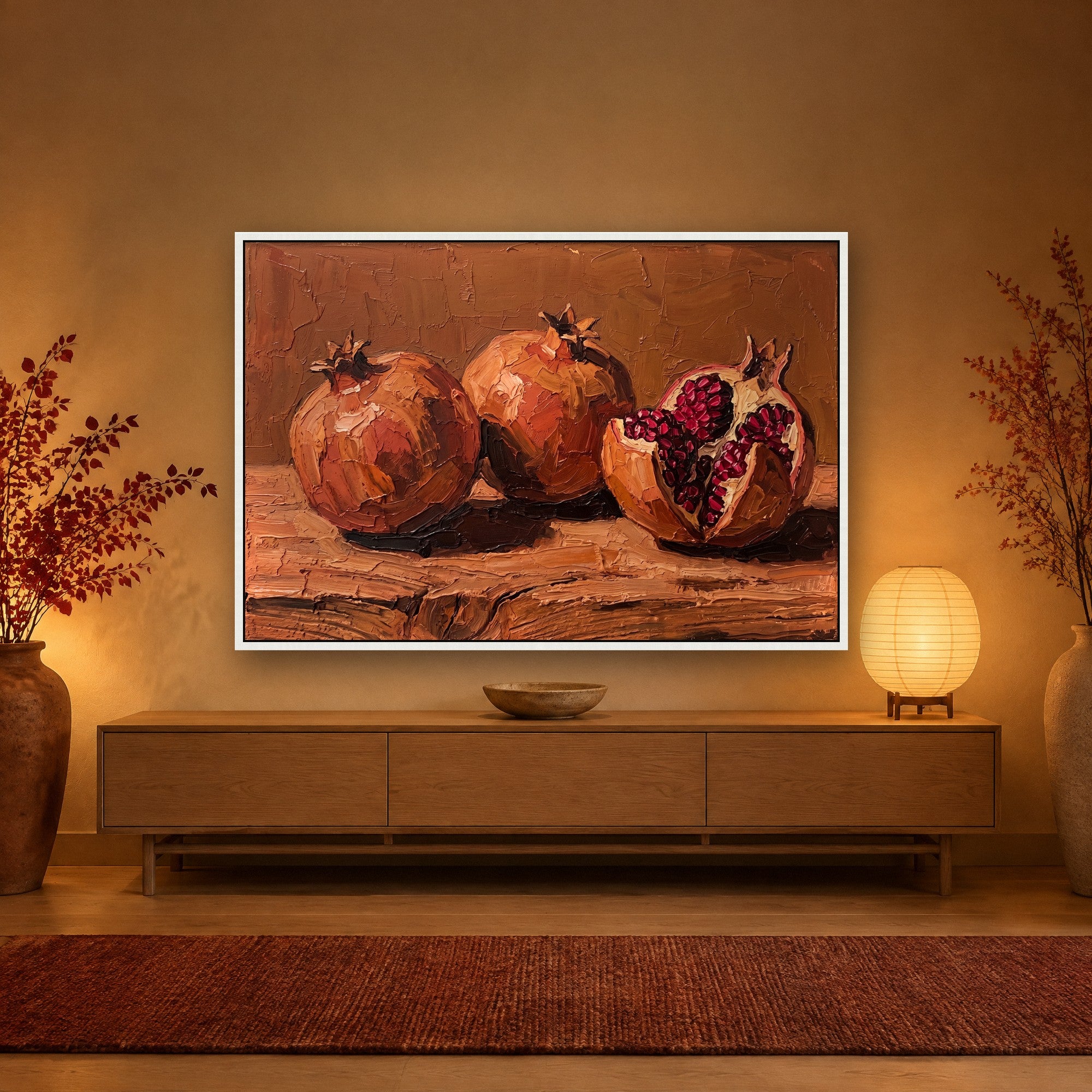 Split Pomegranate Stimmungsbild mit weißem Schattenfugenrahmen im Japandi-Flur