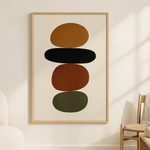 Still Balance van Wandkraft op akoestisch vilt in blanke baklijst, in een licht Scandinavisch interieur.