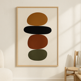Still Balance van Wandkraft op akoestisch vilt in blanke baklijst, in een licht Scandinavisch interieur.