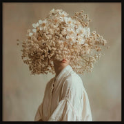 Wandkraft Wanddekoration: Person in lockerer cremefarbener Bluse hält die Wandkraft Blooming Muse Blumenwandkunst in Weiß und Beige vors Gesicht. Für ein stilvolles Interieur