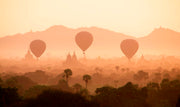 Wandkraft wanddecoratie: Vier luchtballonnen boven oude tempels bij zonsopkomst, kleurrijke en sfeervolle wanddecoratie van Wandkraft. voor een stijlvol interieur