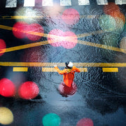Décoration murale Wandkraft : personne en imperméable orange sur une rue mouillée aux lumières urbaines floues, décoration murale moderne Vie Urbaine 019 de Wandkraft. Pour un intérieur élégant