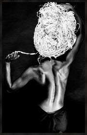 Décoration murale Wandkraft : figure torse nu de dos tenant en l'air la peinture abstraite Cheveux de Paille de Wandkraft, sur fond noir. Pour un intérieur élégant