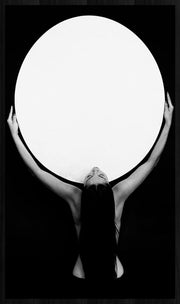 Décoration murale Wandkraft : peinture d'une femme aux cheveux longs tenant un cercle blanc lumineux sur fond sombre, style artistique moderne. Pour un intérieur élégant