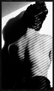 Décoration murale Wandkraft : art mural Wandkraft en noir et blanc : personne au torse dénudé et foulard, lumière rayée créant des ombres dramatiques. Pour un intérieur élégant