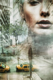 Décoration murale Wandkraft : décoration murale surréaliste avec portrait de femme, taxis jaunes, bâtiments et arbres en tons doux, style artistique moderne. Pour un intérieur élégant