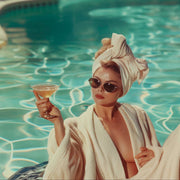 Wandkraft Wanddekoration: Frau mit Sonnenbrille und Turban entspannt am Pool im weißen Bademantel mit Cocktail, luxuriöse Atmosphäre, stilvolle Wandkraft Wandkunst. für ein stilvolles Interieur