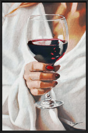 Wandkraft Wanddekoration: Porträt einer Frau im weißen Bademantel mit einem Glas Rotwein, ihre Nägel passen zum tiefen Rotton. Elegante, stimmungsvolle Fotografie. für ein stilvolles Interieur