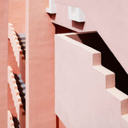 Décoration murale Wandkraft : Façade géométrique rose aux escaliers anguleux et détails minimalistes, œuvre murale moderne aux couleurs douces et forts contrastes. pour un intérieur élégant