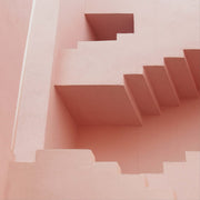 Décoration murale Wandkraft : décoration murale à la surface géométrique abstraite en tons rose clair et lignes nettes, ambiance moderne et sereine. Pour un intérieur élégant