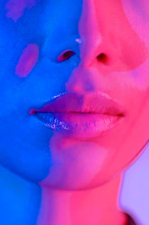 Wandkraft wanddecoratie: Kleurrijke close-up van lippen en neus, halverwege gezicht in blauw en magenta. Moderne wanddecoratie, moderne stijl. voor een stijlvol interieur