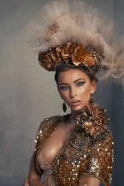 Décoration murale Wandkraft : femme aux paillettes dorées, maquillage marqué et coiffe florale, portrait sur fond neutre, décoration murale pleine d'atmosphère. Pour un intérieur élégant