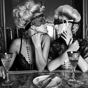 Décoration murale Wandkraft : deux femmes aux masques de dentelle partageant du vin à table, ambiance luxueuse et élégante dans une œuvre murale moderne, tons noir et blanc. pour un intérieur élégant