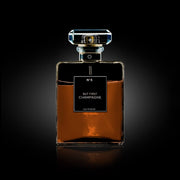 Décoration murale Wandkraft : flacon de parfum en verre N°5 But First Champagne sur fond noir, décoration murale moderne de la Perfume Collection III de Wandkraft. pour un intérieur élégant