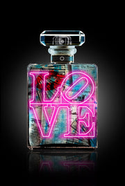 Wandkraft wanddecoratie: Wandkraft Parfum Collectie IV muurkunst met neonroze LOVE-tekst en krantenknipsels op zwarte achtergrond. voor een stijlvol interieur